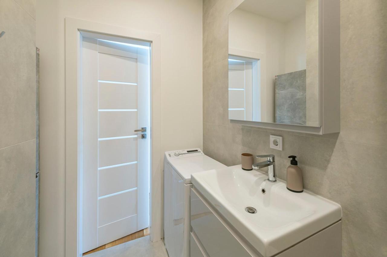 White 1 Bd Old Town Apartment By Hostlovers Kaunas Eksteriør billede